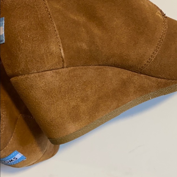 ✨BRAND NEW✨ TOMS TAN BROWN SUEDE WEDGE BOOTIES FOR FALL - Picture 13 of 15
